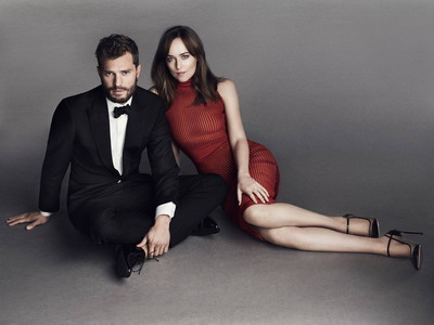 Dakota-Johnson-Jamie-Dornan-Paris-Match-January-2017-02